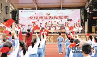 男孩吃鸡腿
